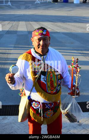 LEON, MEXIKO - 3. FEBRUAR. Voladores de Papantla - Papantla Flyers - Durchführung eines antiken Totonaca-Ritual von 600 v. Chr. an Göttern, um ein langes Leben, Wohlbefinden und Wohlstand zu erhalten, von El Tajin, Papantla, Veracruz, Mexiko während der Feria de Leon am Heritage Plaza am 3. Februar 2024 in Leon, Mexiko. (Quelle: JVMODEL/Alamy Live News Stockfoto