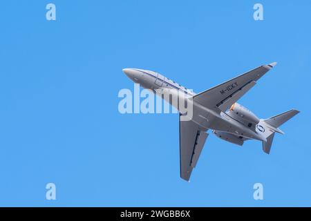 Privatjet oder kleines Flugzeug im Kampf gegen den blauen Himmel, ein Gulfstream G280 - M-ICKY, nach dem Start vom Flughafen Farnborough, Hampshire, England, Großbritannien Stockfoto