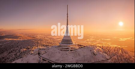 Jested Mountain mit modernem Hotel und TV-Sender auf der Spitze, Liberec, Tschechische Republik. In Wolken bauen. Luftaufnahme von der Drohne. Stockfoto