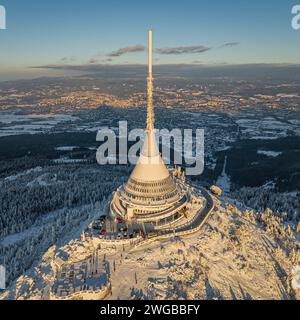 Jested Mountain mit modernem Hotel und TV-Sender auf der Spitze, Liberec, Tschechische Republik. In Wolken bauen. Luftaufnahme von der Drohne. Stockfoto