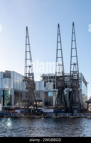 Alte Industriekräne am Ufer des Inner Millwall Dock, London Docklands Area, England, Großbritannien Stockfoto