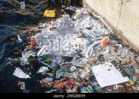 Viel Müll, vor allem Plastikabfälle im Wasser im Millwall Dock, Isle of Dogs, London, England, Großbritannien. Konzept: Kunststoffverschmutzung, Flussverschmutzung Stockfoto