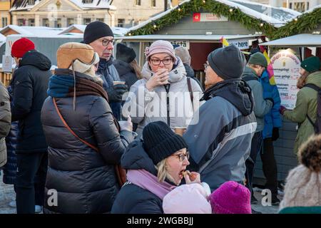 Gäste genießen Glühwein oder Glühwein auf dem Weihnachtsmarkt am Senatsplatz in Helsinki, Finnland Stockfoto