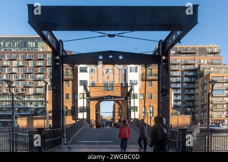 Glengall Bridge über das Millwall Inner Dock, Isle of Dogs, London, England, Großbritannien, eine zweiflügelige Klappbrücke im niederländischen Stil Stockfoto