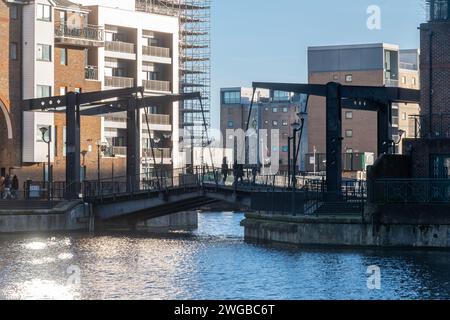 Glengall Bridge über das Millwall Inner Dock, Isle of Dogs, London, England, Großbritannien, eine zweiflügelige Klappbrücke im niederländischen Stil Stockfoto