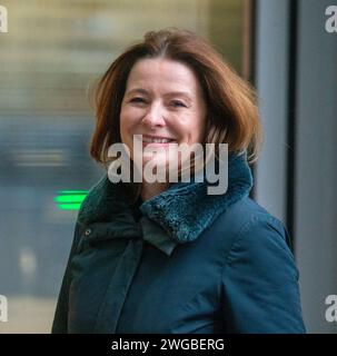 London, England, Großbritannien. Februar 2024. Die Bildungsministerin GILLIAN KEEGAN ist vor der BBC zu sehen, als sie am Sonntag mit Laura Kuenssberg auftritt. (Kreditbild: © Tayfun Salci/ZUMA Press Wire) NUR REDAKTIONELLE VERWENDUNG! Nicht für kommerzielle ZWECKE! Stockfoto