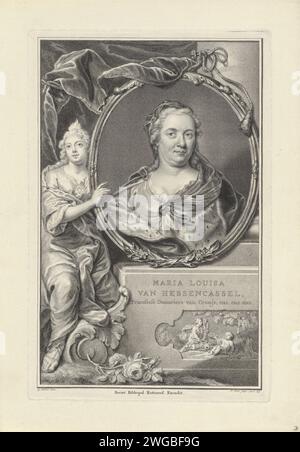 Porträt der Prinzessin Maria Louise van Oranje-Nassau, Pieter Tanjé, nach Gerard Sanders, 1751 Druck Porträt der Prinzessin Maria Louise von Oranje-Nassau, gekleidet in Ermine Mantel, mit einem Schleier auf dem Kopf. Sie war die Ehefrau von Prinz Johan Willem Friso van Oranje-Nassau und wurde nach nur zwei Jahren Ehe Witwe. Eine Frau mit einem Pfeil durchbohrtem Herz zeigt das ovale Porträt. Das Relief im Keller zeigt zwei spielende Putten mit Rosenguirlanden. Druckerei: Amsterdampublisher: Rotterdam Papierstich / Ätzung Herzsymbol - AA - weibliche menschliche Figur. Blumen: Rose Stockfoto