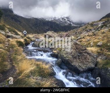 Die Reise einer Frau durch die rauen Pfade in Tristaina Lakes, Andorra Stockfoto