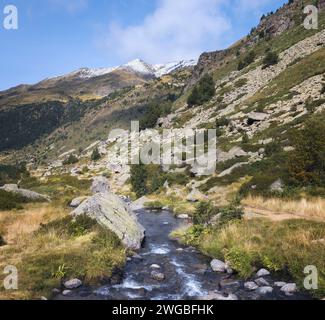 Fluss durch Vall D'Incles in den Pyrenäen, Andorra Stockfoto