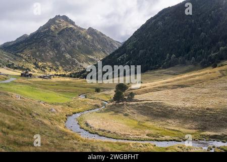 Fluss durch Vall D'Incles in den Pyrenäen, Andorra Stockfoto