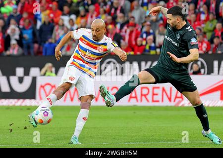 Mainz, Deutschland. Februar 2024. Mainz, Deutschland 03. Februar 2024: 1. BL - 2023/2024 - FSV Mainz 05 vs. SV Werder Bremen im Bild: v. li. im Zweikampf: Ludovic Ajorque (Mainz) gegen Anthony Jung (Bremen). // DFL-Vorschriften verbieten die Verwendung von Fotos als Bildsequenzen und/oder Quasi-Video // Credit: dpa/Alamy Live News Stockfoto