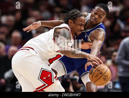 Chicago, USA. Februar 2024. Chicago Bulls Stürmer DeMar DeRozan (L) und Sacramento Kings schützen de’Aaron Fox im NBA-Spiel der Sacramento Kings und Chicago Bulls am 3. Februar 2024 um den Ball. Quelle: Joel Lerner/Xinhua/Alamy Live News Stockfoto