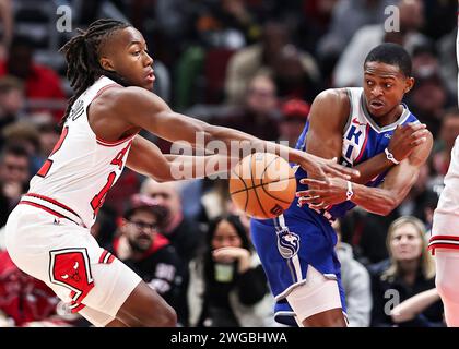 Chicago, USA. Februar 2024. Sacramento Kings Guard de’Aaron Fox (R) übergibt den Ball während des NBA Regular Season-Spiels zwischen Sacramento Kings und Chicago Bulls in Chicago, USA, am 3. Februar 2024. Quelle: Joel Lerner/Xinhua/Alamy Live News Stockfoto