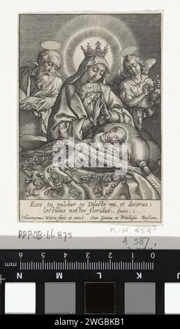 Maria und Joseph am schlafenden Christuskind, Hieronymus Wierix, 1563 – vor 1619 Druck die gekrönte Maria schaut auf das schlafende Christuskind, ihre Hände vor ihrer Brust gefaltet. Sie wird von Joseph begleitet, der ein Liederbuch hält, und einem Engel mit einem Traubenschein in der Hand. Verschiedene Blumen sind auf der Kinderdecke verstreut. Am Rande ein bidirektionales Bibelzitat aus Hoogl. 1 auf Lateinisch. Antwerpener Papierstich Heilige Familie und abgeleitete Darstellungen (+ Engel). Schlafen; Bewusstlosigkeit Stockfoto