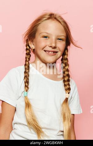 Fröhliche Momente: Die Schönheit junger Mädchen in farbenfroher Sommermode festhalten Stockfoto