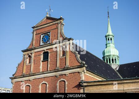 Fassade der Holmen-Kirche in Kopenhagen, Dänemark mit Glockenturm Stockfoto