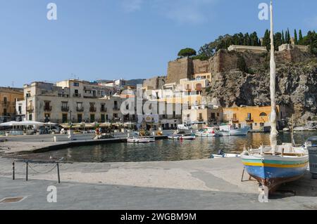 Die Stadt Lipari mit der Marina Corta, einer der Äolischen Inseln, Italien. Stockfoto