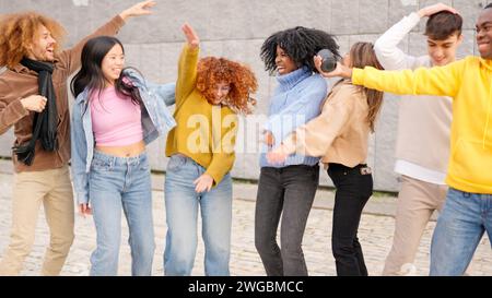 Multiethnische Freunde tanzen und feiern gemeinsam in der Stadt Stockfoto