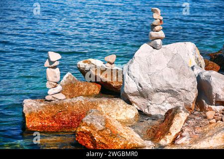 Pyramide aus Kieselsteinen am Meer. Zen-Konzept Stockfoto