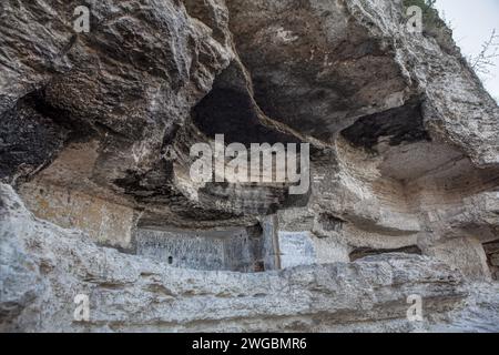 Felsiges Kloster von Tipova, Moldau. Natürliche Höhle im Felsen Stockfoto