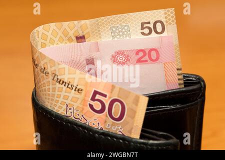 Tunesisches Geld - Dinar in der schwarzen Brieftasche Stockfoto