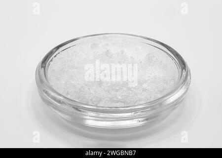 Blume von Meersalz in einer Glasschale auf weißem Hintergrund Stockfoto