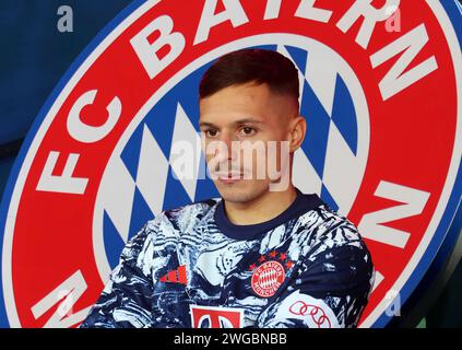 München, Deutschland 04. Februar 2024: Fussball, Herren, Bundesliga, Saison 2023/2024, FC Bayern München ! Achtung Fotomontage! Hier im Bild Bryan Zaragoza (FC Bayern München) Kopf, Oberkörper, im Hintergrund das Logo des Vereins Stockfoto