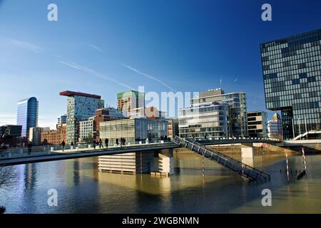 Der Medienhafen in Düsseldorf ist ein aufstrebender Stadtteil, in dem sich zahlreiche Medienunternehmen niedergelassen haben Stockfoto