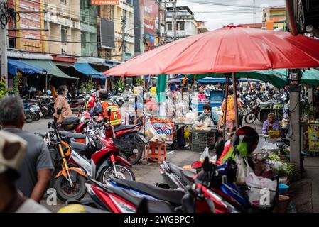 Der Motorrad-Parkplatz, Menschen- und Lebensmittelmarkt auf dem Markt in der Stadt Hua hin in der Provinz Prachuap Khiri Khan in Thailand, Th Stockfoto