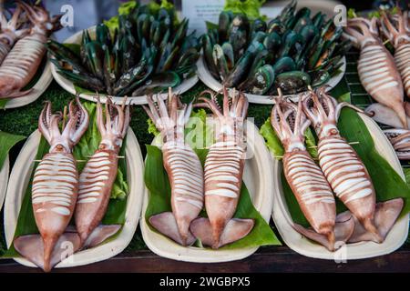 Meeresfrüchte und Tintenfische in einem Imbissstand und Restaurants auf dem Tamarind Weekend Nightmarket in der Nähe der Stadt Hua hin in der Provinz Prachuap Khiri Kha Stockfoto