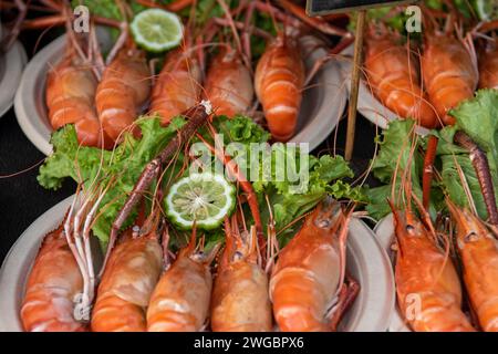 Fisch und Garnelen in einem Imbissstand und Restaurants auf dem Tamarind Weekend Nightmarket in der Nähe der Stadt Hua hin in der Provinz Prachuap Khiri Khan Stockfoto