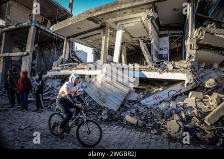 Rafah, Palästinensische Gebiete. Februar 2024. Palästinenser untersuchen die Zerstörungen, die durch einen israelischen Luftangriff verursacht wurden, bei dem ein Haus der Qeshta-Familie zerstört wurde. Abed Rahim Khatib/dpa/Alamy Live News Stockfoto