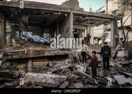 Rafah, Palästinensische Gebiete. Februar 2024. Palästinenser untersuchen die Zerstörungen, die durch einen israelischen Luftangriff verursacht wurden, bei dem ein Haus der Qeshta-Familie zerstört wurde. Abed Rahim Khatib/dpa/Alamy Live News Stockfoto