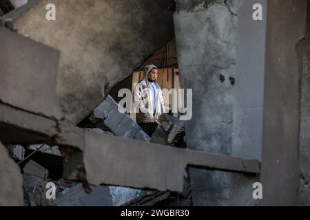 Rafah, Palästinensische Gebiete. Februar 2024. Ein palästinensisches Mädchen inspiziert die Zerstörung durch einen israelischen Luftangriff, bei dem ein Haus der Qeshta-Familie zerstört wurde. Abed Rahim Khatib/dpa/Alamy Live News Stockfoto