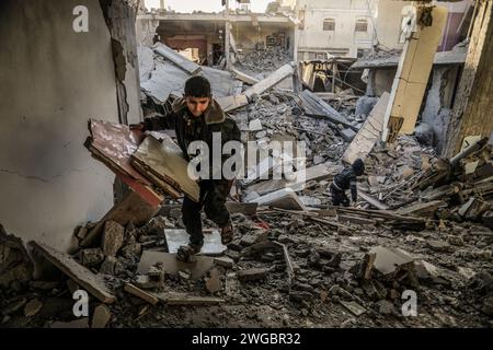 Rafah, Palästinensische Gebiete. Februar 2024. Palästinensische Kinder untersuchen die Zerstörungen, die durch einen israelischen Luftangriff verursacht wurden, bei dem ein Haus der Qeshta-Familie zerstört wurde. Abed Rahim Khatib/dpa/Alamy Live News Stockfoto