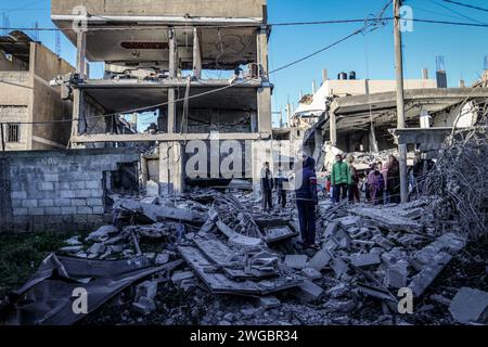 Rafah, Palästinensische Gebiete. Februar 2024. Palästinenser untersuchen die Zerstörungen, die durch einen israelischen Luftangriff verursacht wurden, bei dem ein Haus der Qeshta-Familie zerstört wurde. Abed Rahim Khatib/dpa/Alamy Live News Stockfoto