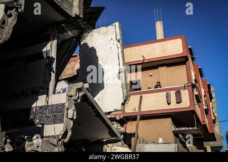 Rafah, Palästinensische Gebiete. Februar 2024. Ein palästinensisches Mädchen inspiziert die Zerstörung durch einen israelischen Luftangriff, bei dem ein Haus der Qeshta-Familie zerstört wurde. Abed Rahim Khatib/dpa/Alamy Live News Stockfoto