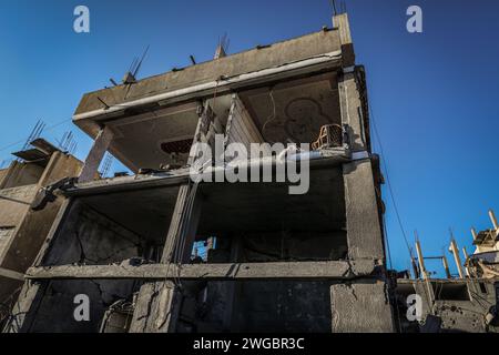 Rafah, Palästinensische Gebiete. Februar 2024. Ein Blick auf die Zerstörung durch einen israelischen Luftangriff, bei dem ein Haus der Familie Qeshta zerstört wurde. Abed Rahim Khatib/dpa/Alamy Live News Stockfoto