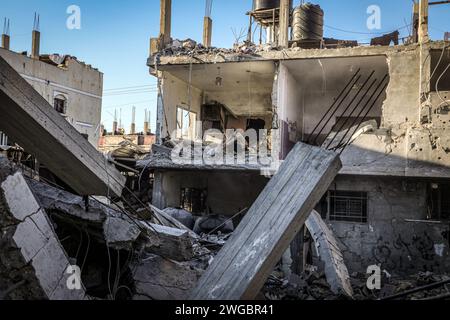 Rafah, Palästinensische Gebiete. Februar 2024. Palästinenser untersuchen die Zerstörungen, die durch einen israelischen Luftangriff verursacht wurden, bei dem ein Haus der Qeshta-Familie zerstört wurde. Abed Rahim Khatib/dpa/Alamy Live News Stockfoto