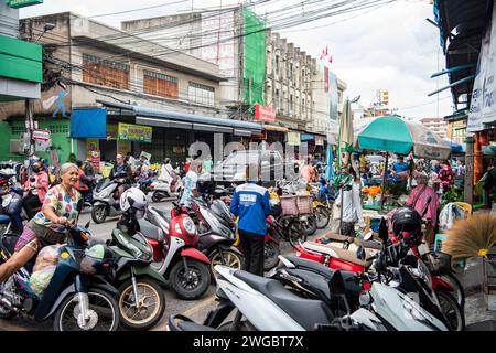 Der Motorrad-Parkplatz, Menschen- und Lebensmittelmarkt auf dem Markt in der Stadt Hua hin in der Provinz Prachuap Khiri Khan in Thailand, Th Stockfoto
