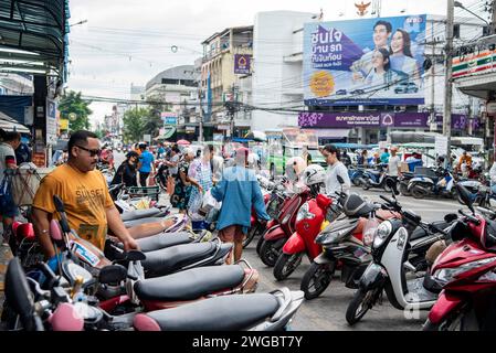 Der Motorrad-Parkplatz, Menschen- und Lebensmittelmarkt auf dem Markt in der Stadt Hua hin in der Provinz Prachuap Khiri Khan in Thailand, Th Stockfoto
