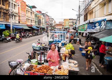Eine Frau verkaufte Streetfood in der Provinz Prachuap Khiri Khan in Thailand, Thailand, Hua hin, Dezember 2023 Stockfoto