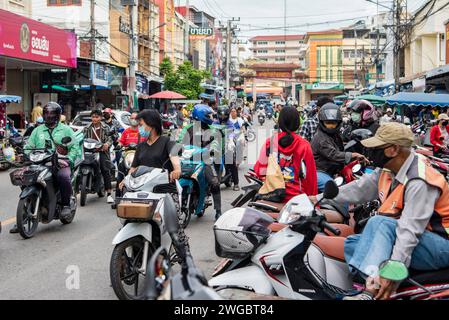 Der Motorrad-Parkplatz, Menschen- und Lebensmittelmarkt auf dem Markt in der Stadt Hua hin in der Provinz Prachuap Khiri Khan in Thailand, Th Stockfoto
