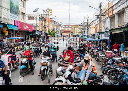 Der Motorrad-Parkplatz, Menschen- und Lebensmittelmarkt auf dem Markt in der Stadt Hua hin in der Provinz Prachuap Khiri Khan in Thailand, Th Stockfoto