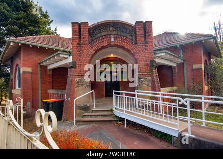 Die 1915 ehemaligen Blue Mountains Shire Büros in Lawson, New South Wales, Australien, sind ein von der Föderation entworfenes Gebäude, das heute als Bibliothek genutzt wird Stockfoto