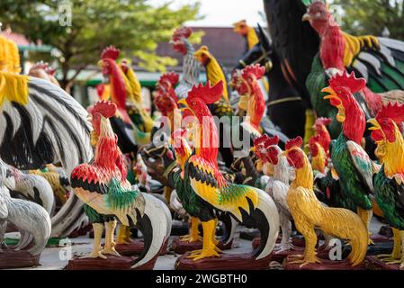 Huhn und Hahn Figuren vor dem Denkmal und der Statue von König Taksin im Wat Huay Mongkol nahe der Stadt Hua hin in der Provinz o Stockfoto