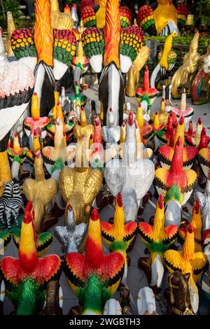 Huhn und Hahn Figuren vor dem Denkmal und der Statue von König Taksin im Wat Huay Mongkol nahe der Stadt Hua hin in der Provinz o Stockfoto