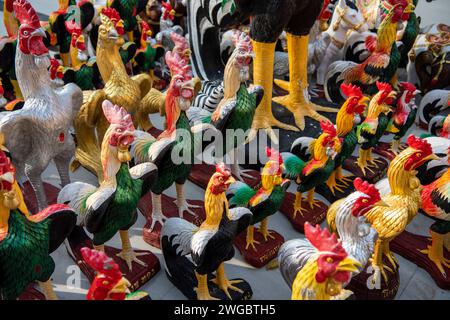 Huhn und Hahn Figuren vor dem Denkmal und der Statue von König Taksin im Wat Huay Mongkol nahe der Stadt Hua hin in der Provinz o Stockfoto