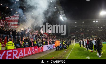 Hamburg, Deutschland. 30. Januar 2024. Schlussjubel mit Fans FC St. Pauli - Fortuna Düsseldorf 30.01.2024 Copyright (nur für journalistische Zwecke) by Stockfoto