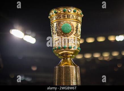 Hamburg, Deutschland. 30. Januar 2024. DFB Pokal Trophäe FC St. Pauli - Fortuna Düsseldorf 30.01.2024 Copyright (nur für journalistische Zwecke) von : M Stockfoto
